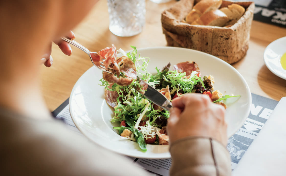 Assiette de salade fraîche lors d’un repas équilibré