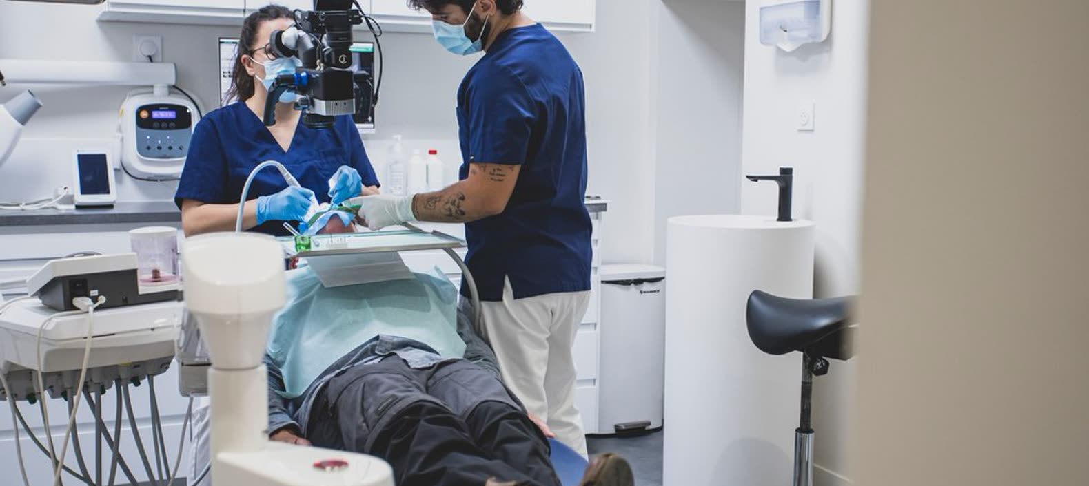 Salle de soins équipée du cabinet dentaire DEC