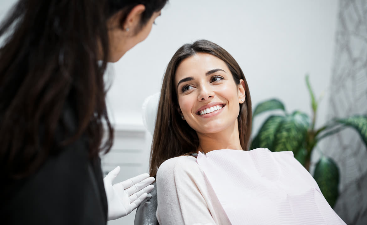 Patiente souriante installée au fauteuil avant une intervention