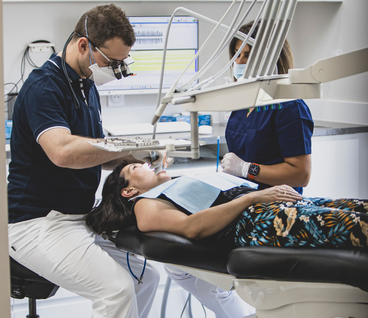 Praticien et assistante en cours de soins au fauteuil